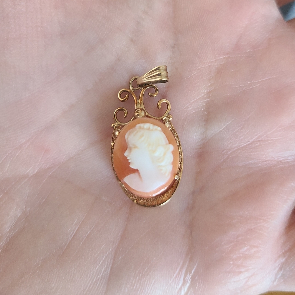 Antique Vintage 10K Gold Coral Carved Shell Oval Cameo Pendant